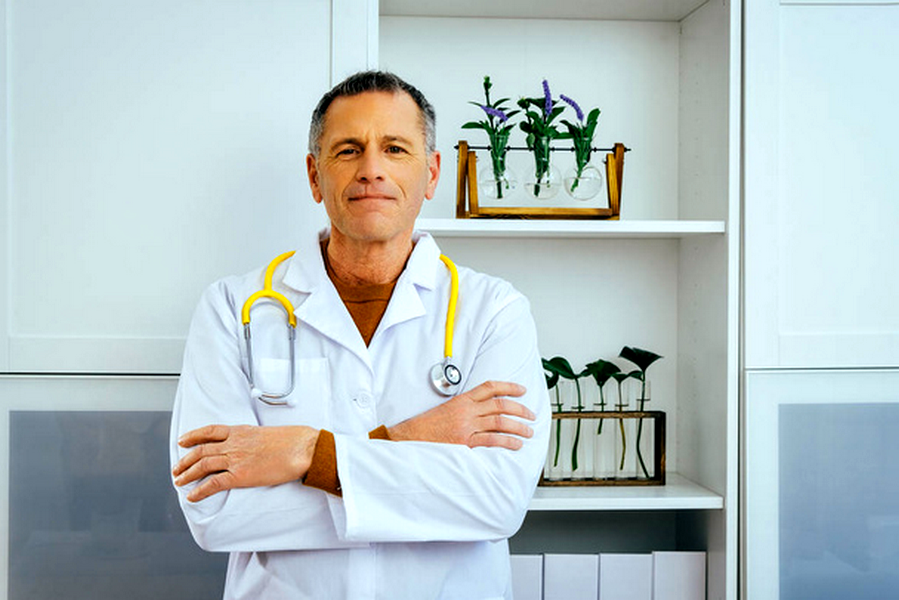 ¿Qué tipo de atención médica y terapias se requieren destinado a tratar la espina bífida?